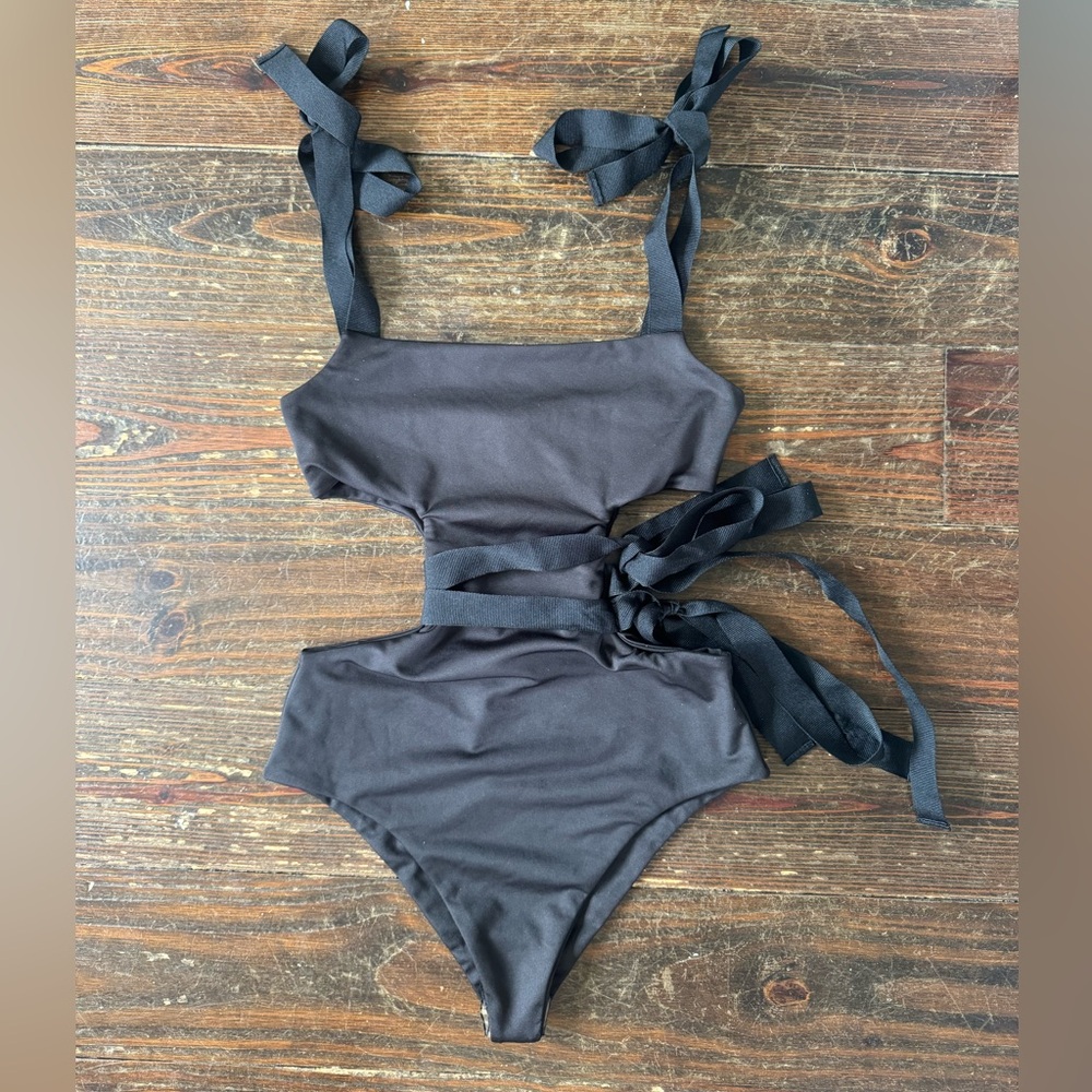 Divino Seas black one piece size S